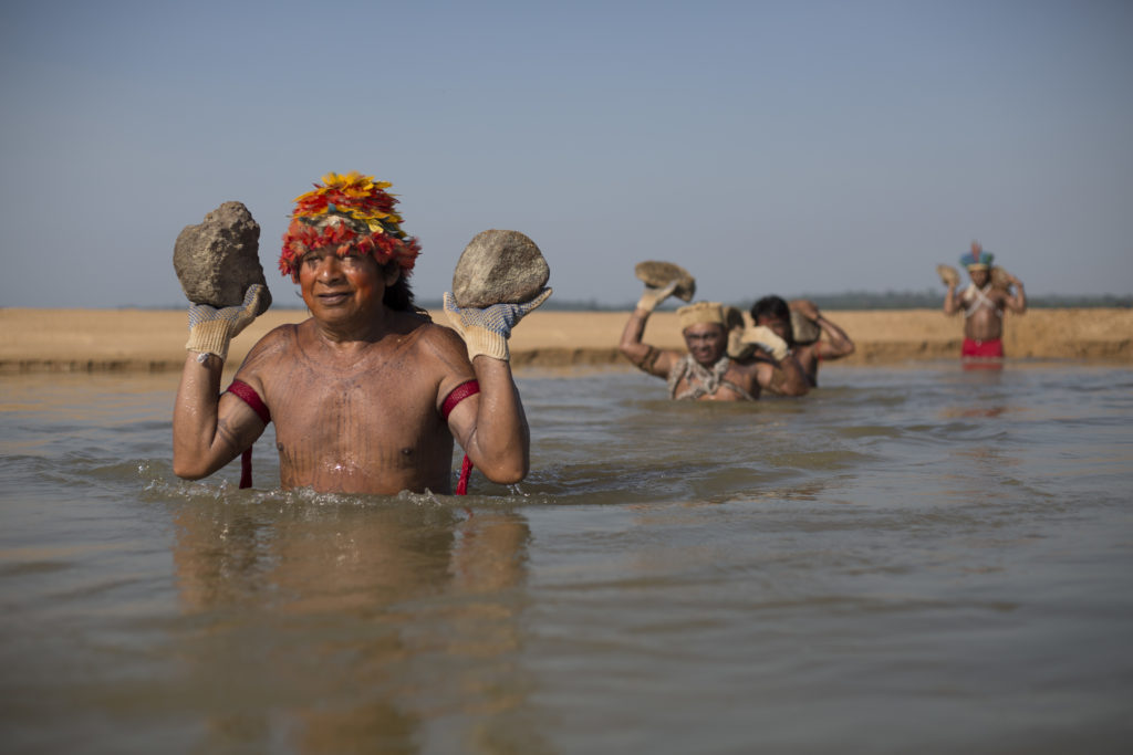 Greenpeace activists and Munduruku Indians use stones to form the Tapajós Free phrase on a sandy beach on the banks of the eponymous river, near the city of Itaituba, in Pará. The protest, which was attended by about 60 Mundurukú, It occurred in the region where the government plans to build the first of a series of five dams in the Tapajós basin. (Photo Greenpeace / Marizilda Cruppe 11/26/2014) - CC BY 2.0 via Fllckr